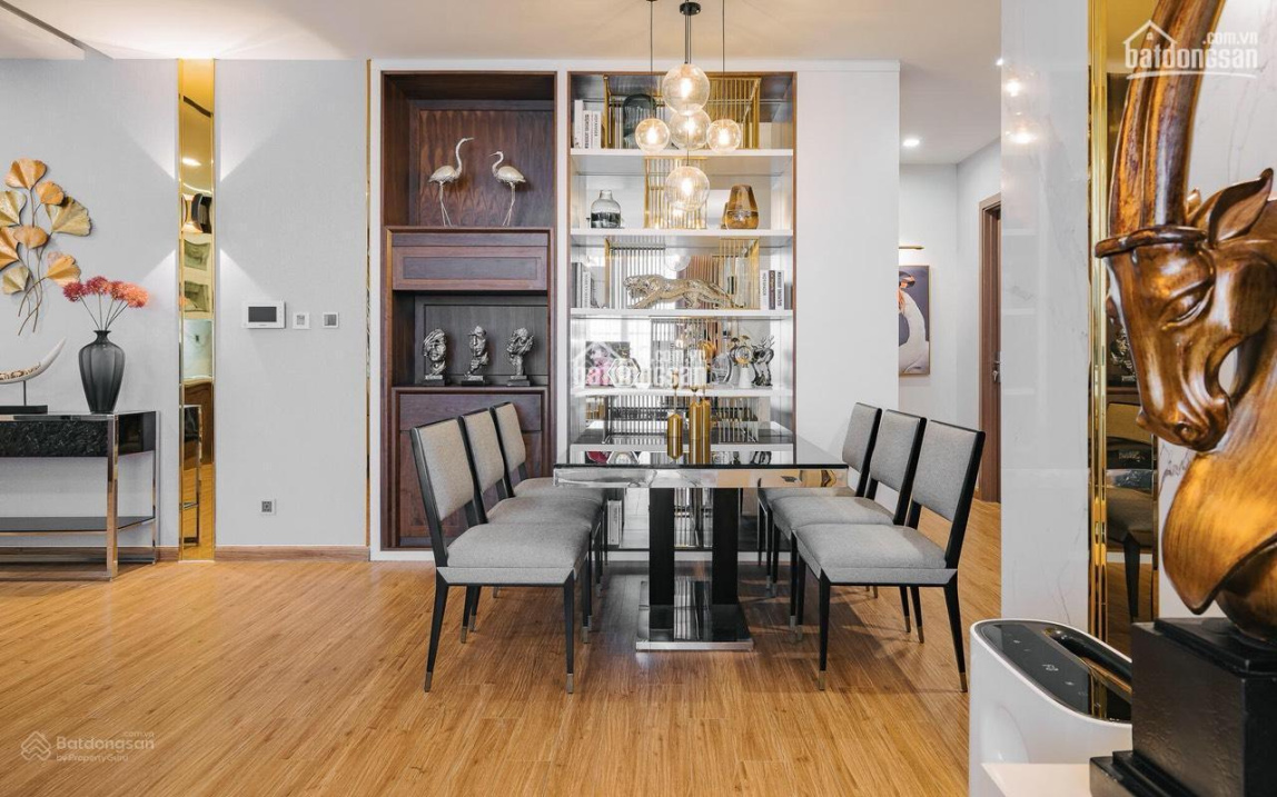 Luxury 2-Bed Apartment with West Lake View