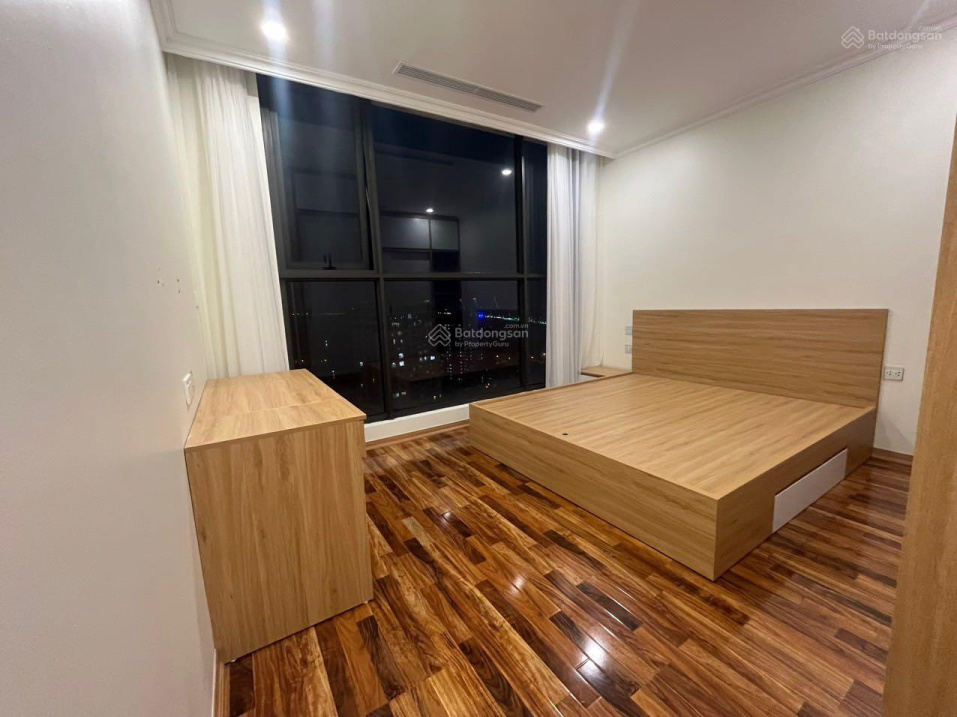 Modern 2-Bed Apartment with Lake View