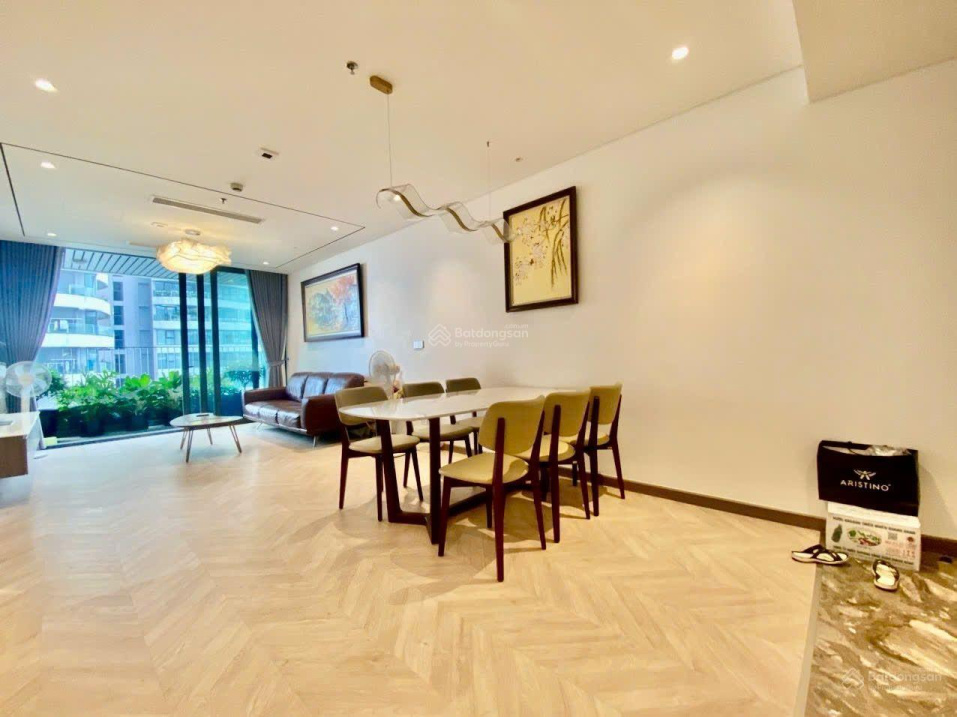 Spacious 3-Bedroom Apartment with Modern Furnishings