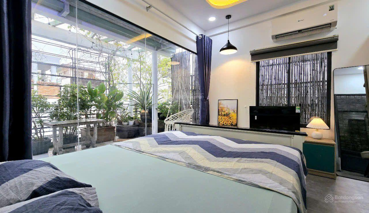 Modern Studio with Garden Balcony in Phu Nhuan