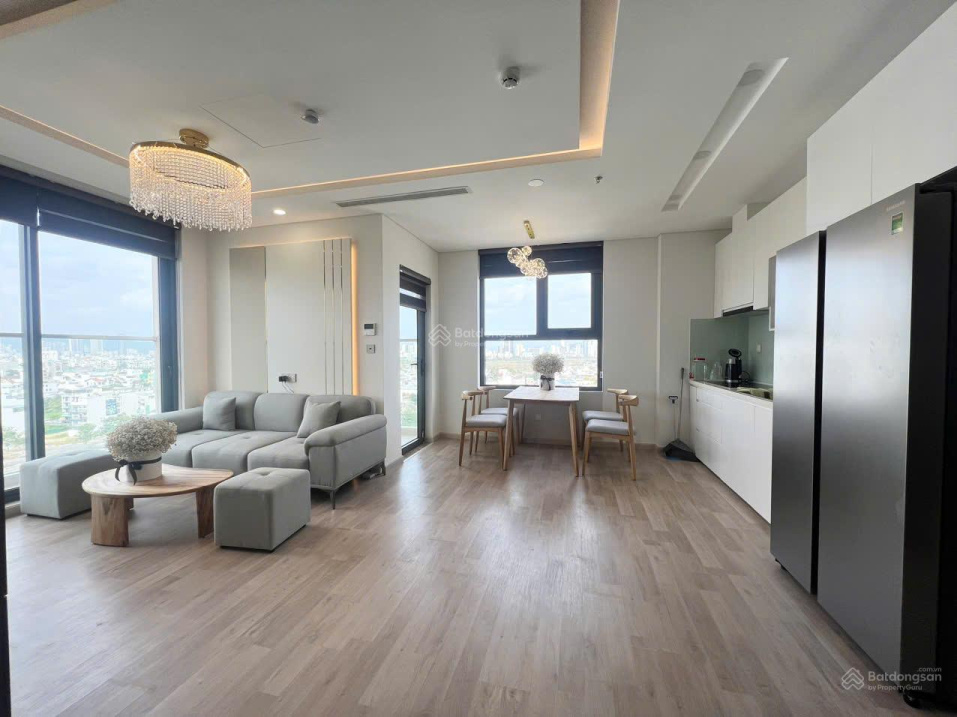 Luxury Riverside 2-Bed Apartment with Sea View