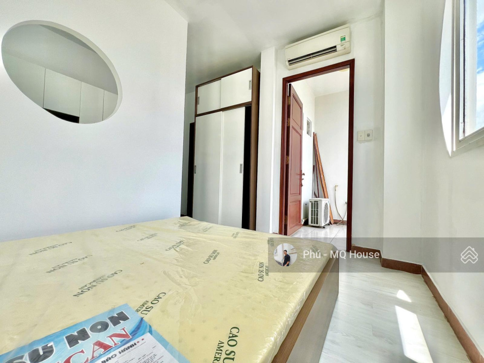 Modern 1 Bedroom Apartment with Balcony View