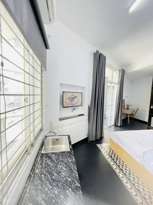 Modern Studio Apartment with Balcony in District 1