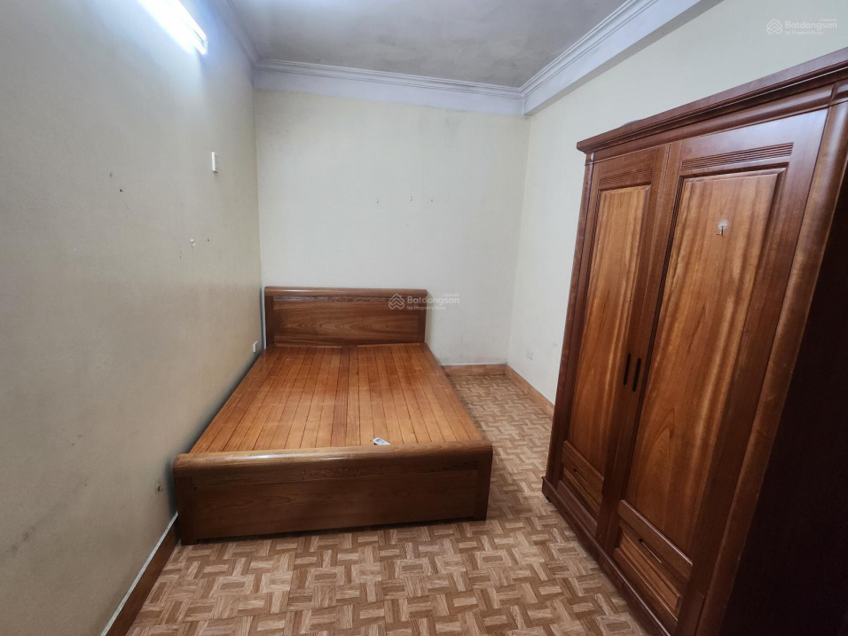 4-Floor House with 3 Bedrooms, Basic Furnishing