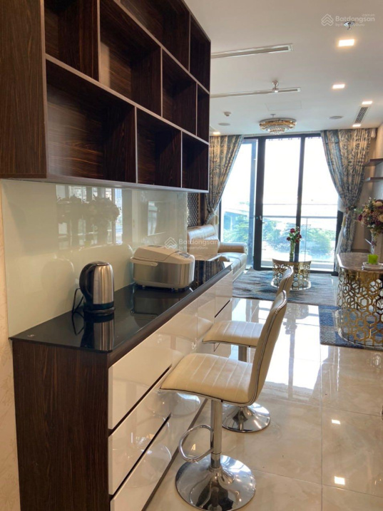 Luxurious 3-Bed Corner Apartment with City Views