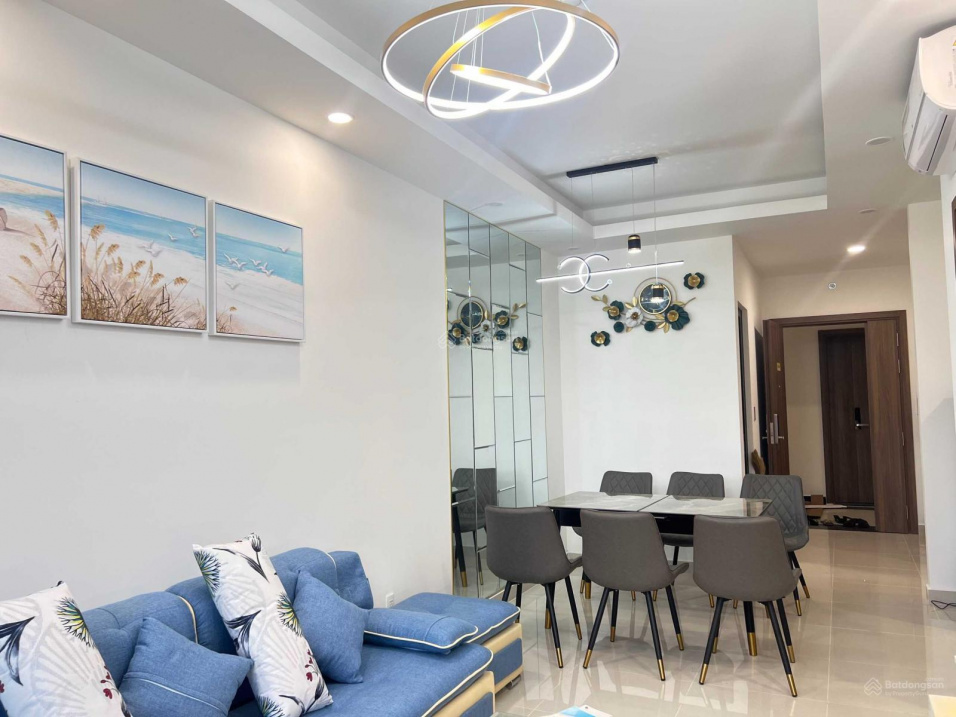 Modern 2-Bed Riverside Apartment with City Views