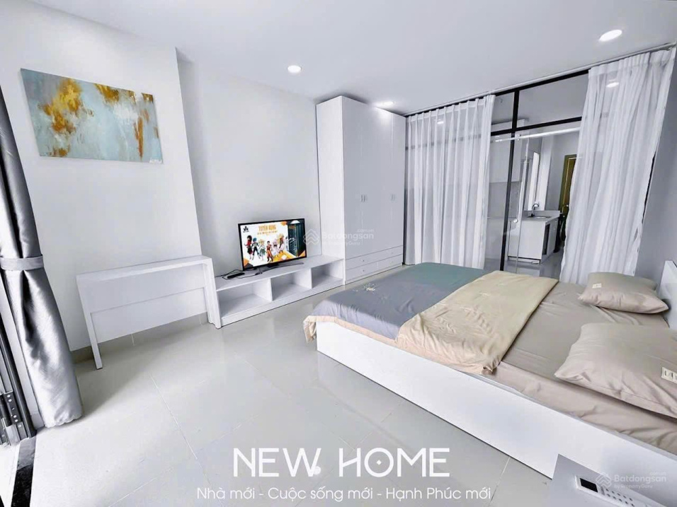 Modern 1-Bedroom Apartment with Balcony Near Market