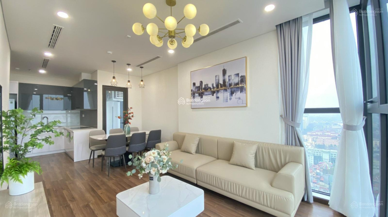 Modern 2-Bed High-Rise Apartment with City Views