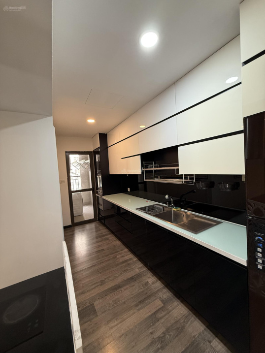 Modern 3-Bedroom Apartment Near District 1