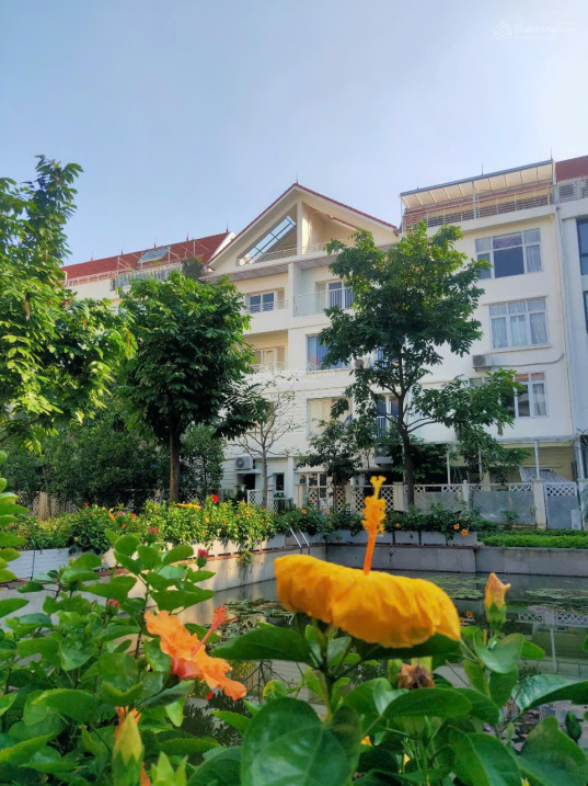 Luxurious 4-Floor Villa with Pool in Mailand