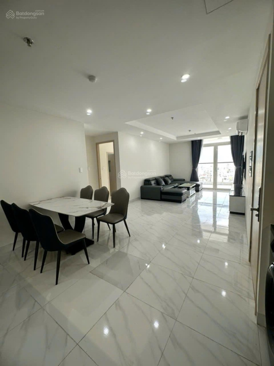 Modern 2-Bed Apartment with Designer Interior