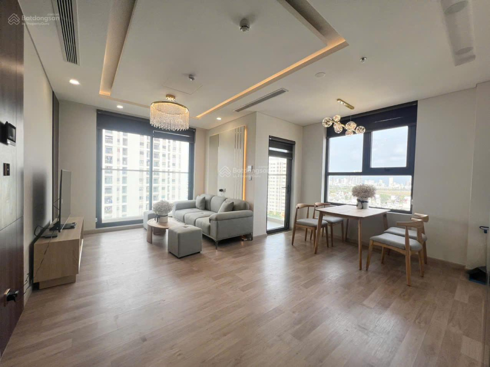Luxury Riverside 2-Bed Apartment with Sea View