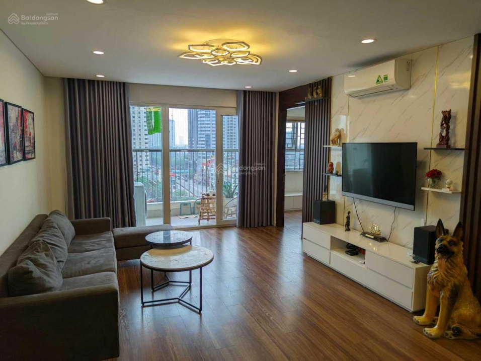 Modern 2-Bedroom Apartment with City Views