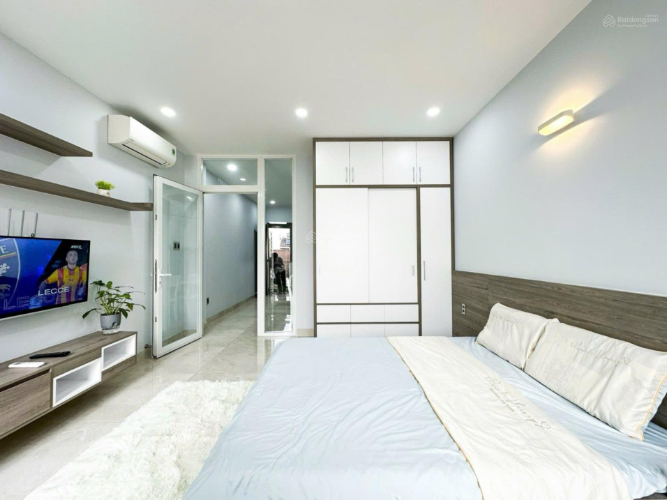 Modern 1BR Apartment with Balcony and Security