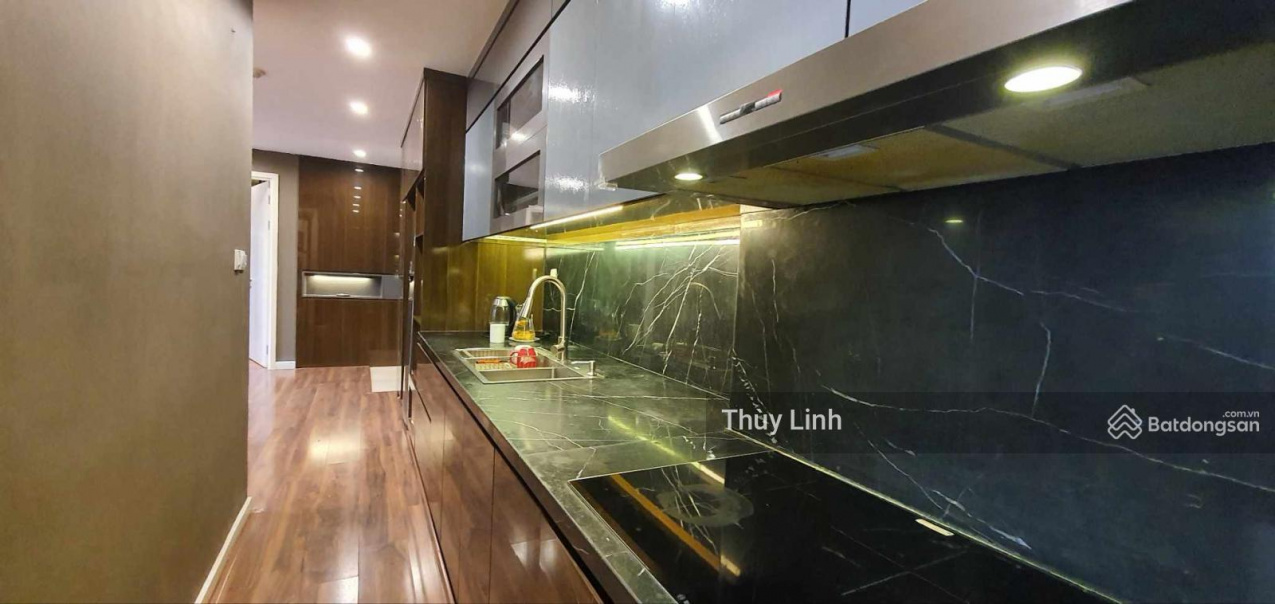 Modern 2-Bed Apartment with Pool View