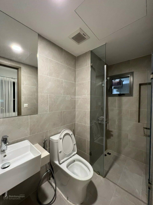 Modern 2-Bedroom Apartment with Pool View