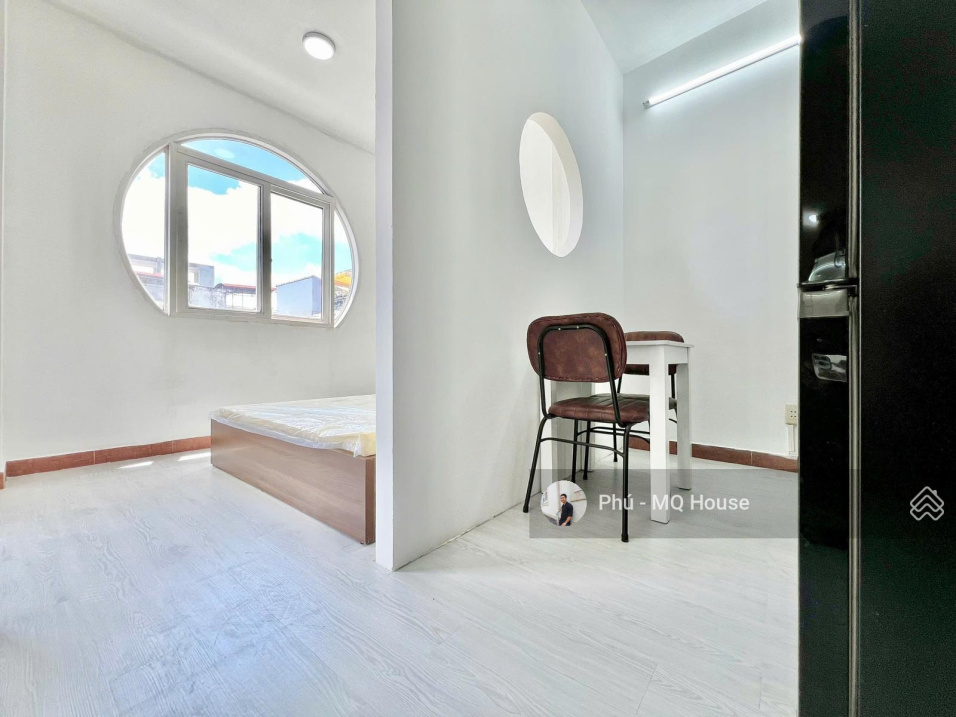 Modern 1 Bedroom Apartment with Balcony View