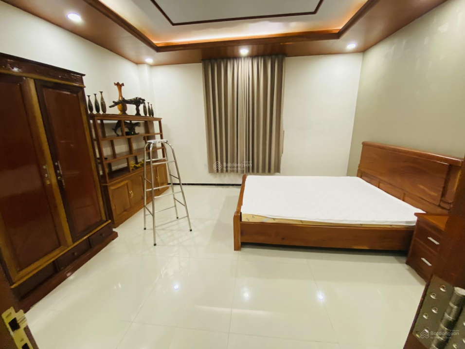 Spacious Villa with Pool Near Lake