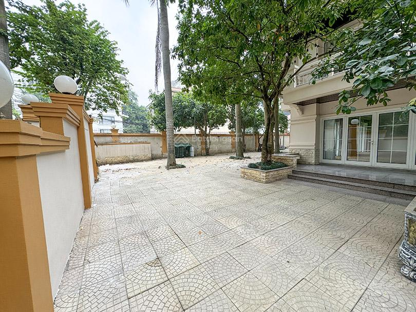 Spacious 800m² House with 3 Bedrooms, Garden