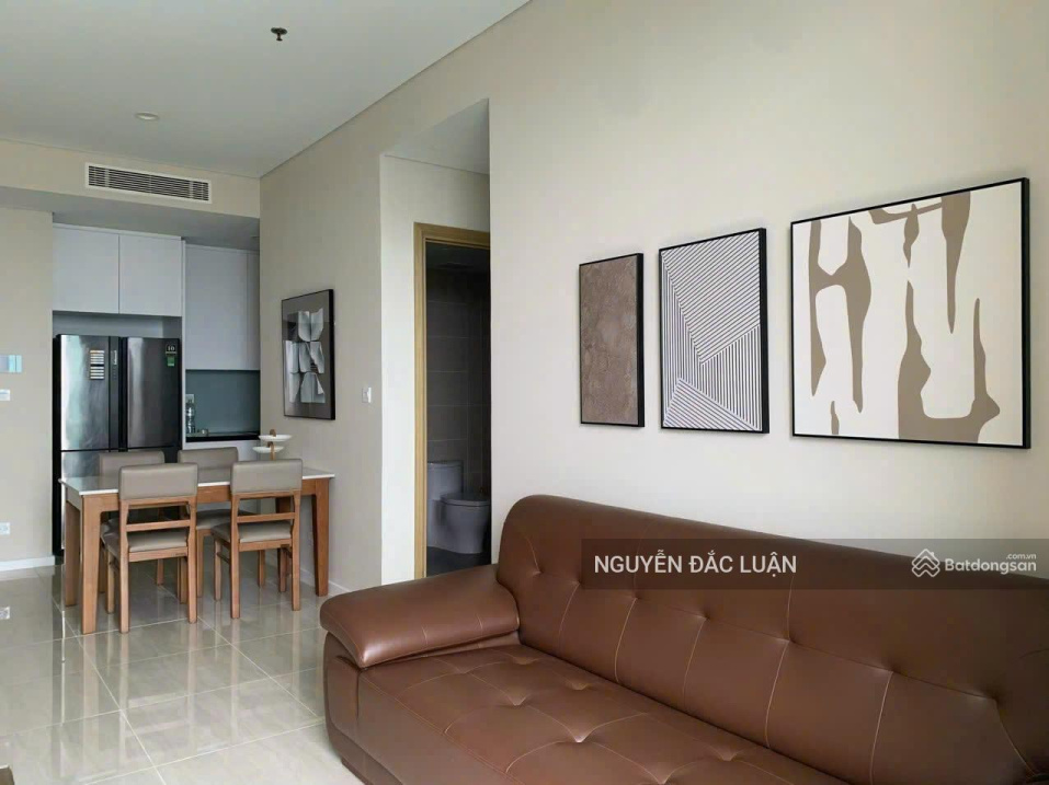Modern 2-Bed Apartment with River View