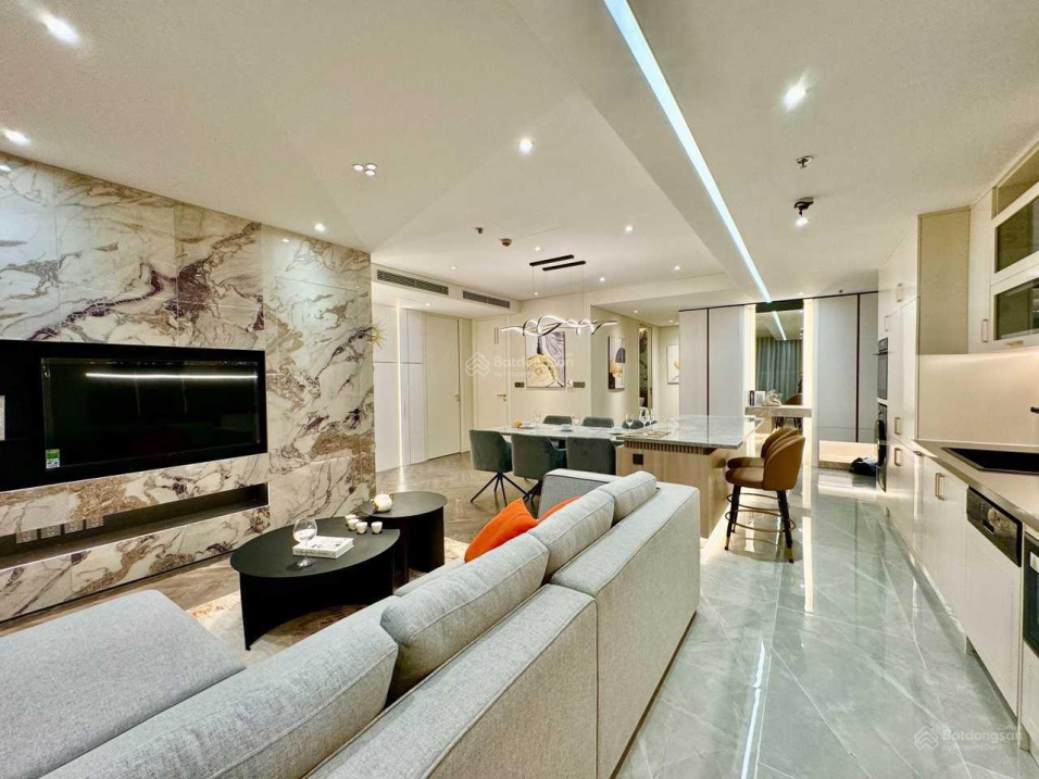 Luxurious 4-Bedroom Modern Apartment with Designer Interior