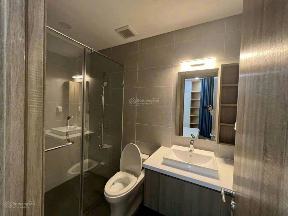 Modern 2-Bed Apartment with Pool View