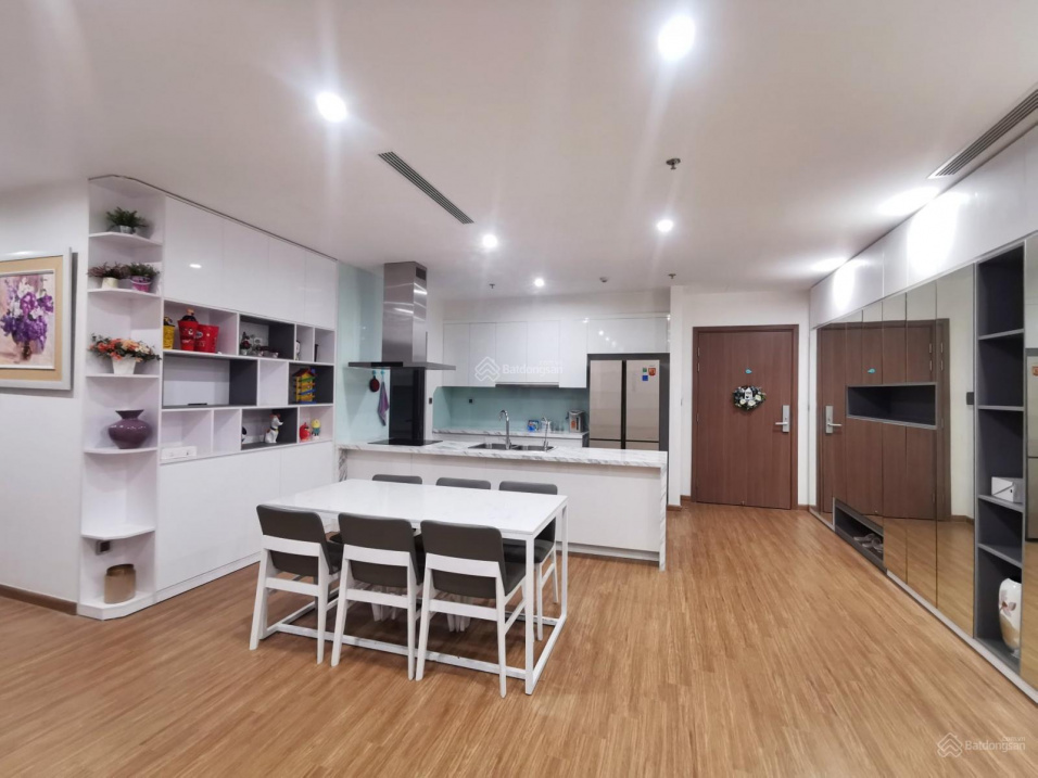 Luxury 4-Bedroom Apartment with Lake View