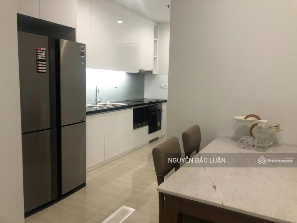 Modern 2-Bed Apartment with River View