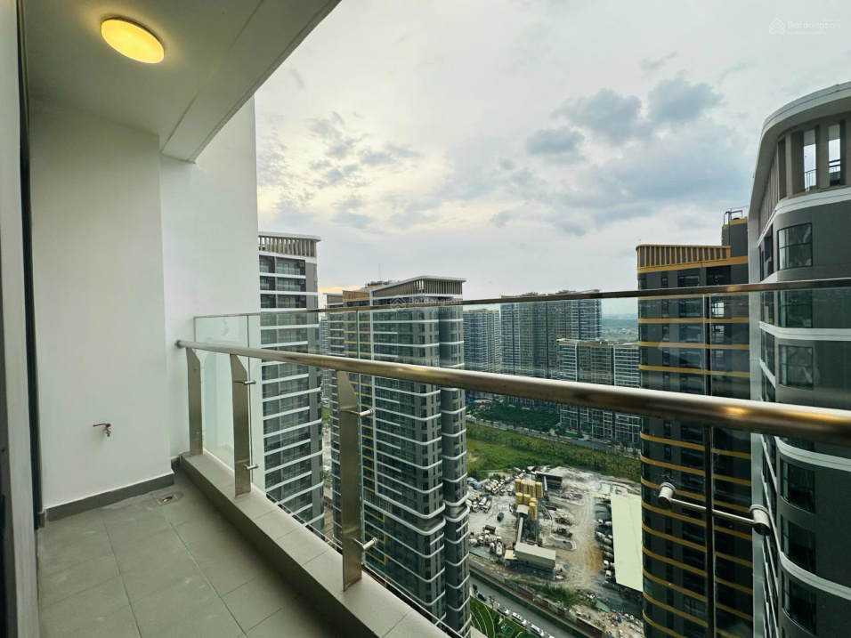 Modern 1BR Beverly Vinhomes Apartment with Balcony