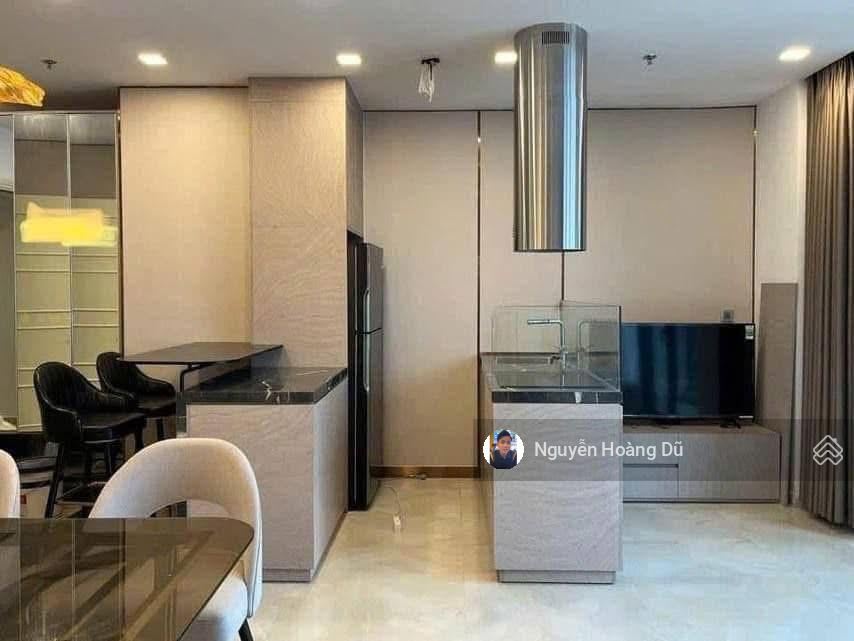 Modern 2-Bed Apartment with Landmark 81 View