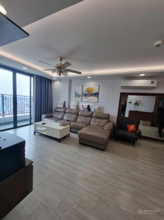 Modern 2-Bedroom High Floor Apartment with Balcony