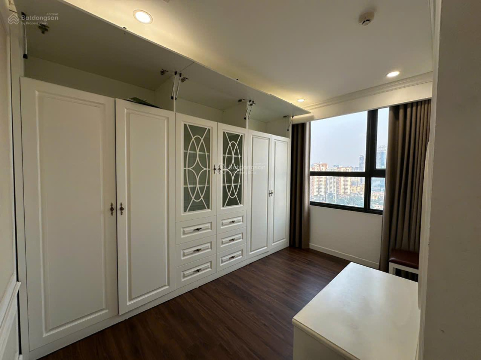 Luxurious 5-Bedroom Apartment with Designer Interior