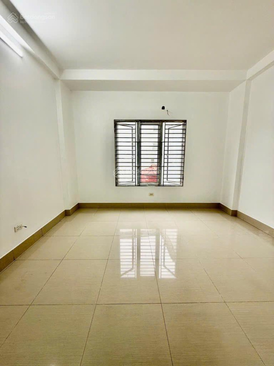 6-Floor Townhouse with 7 Bedrooms Near Market