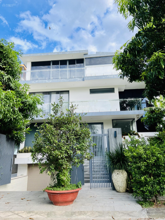 Beachfront Villa with Elevator in Nha Trang