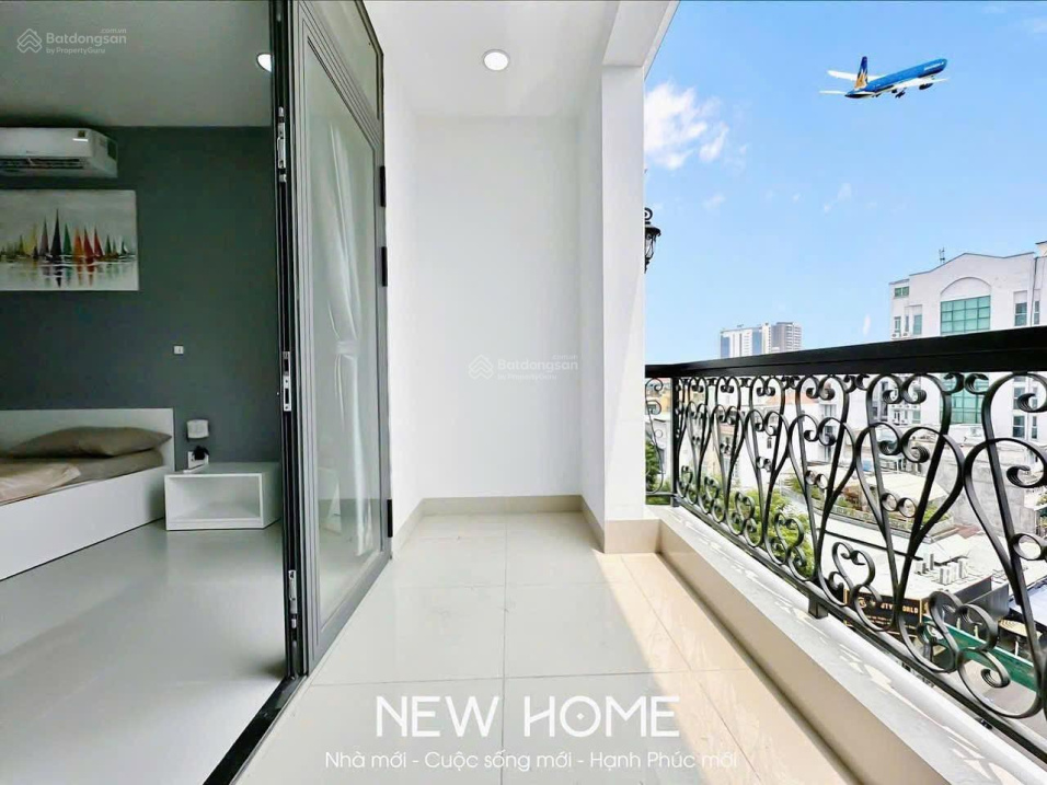 Modern 1-Bedroom Apartment with Balcony Near Market