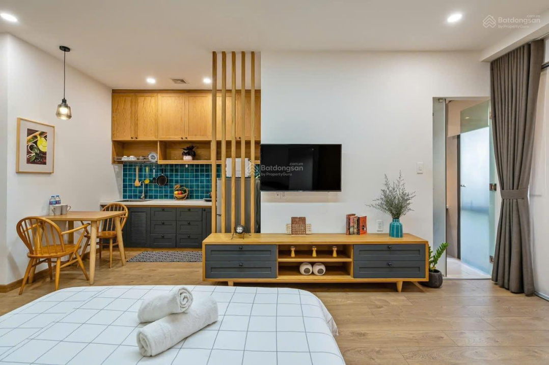 Modern Studio with Balcony in District 10