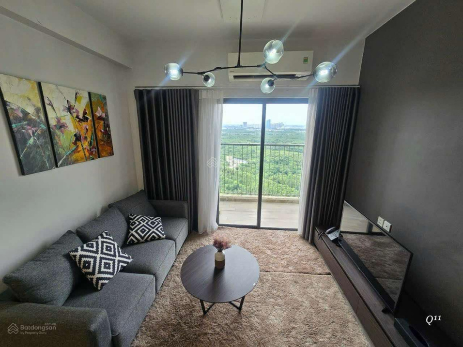 Modern 2-Bed Apartment with Golf Course View
