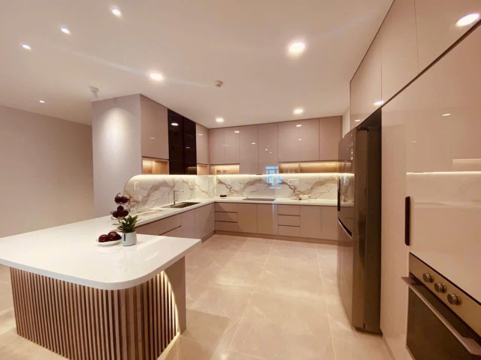 Luxurious 3-Bedroom Corner Apartment with Full Amenities
