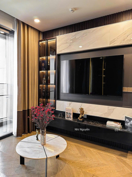 Modern 2-Bedroom Riverside Apartment with Luxury Interior