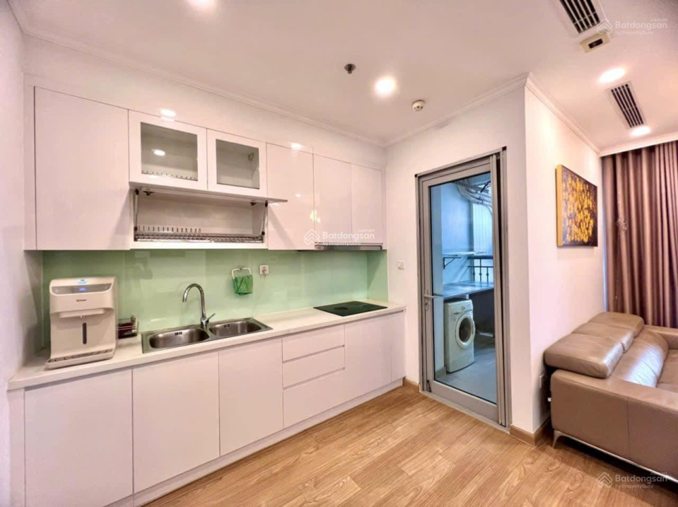 Spacious 3-Bed Corner Apartment with Full Furnishing