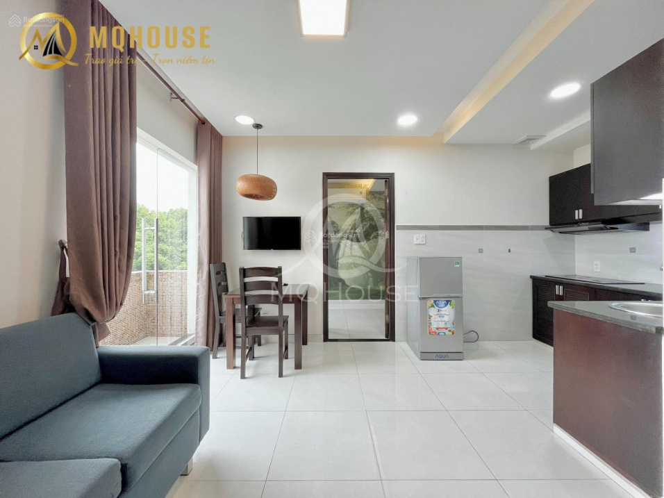Modern Furnished Studio Near Airport with Park View