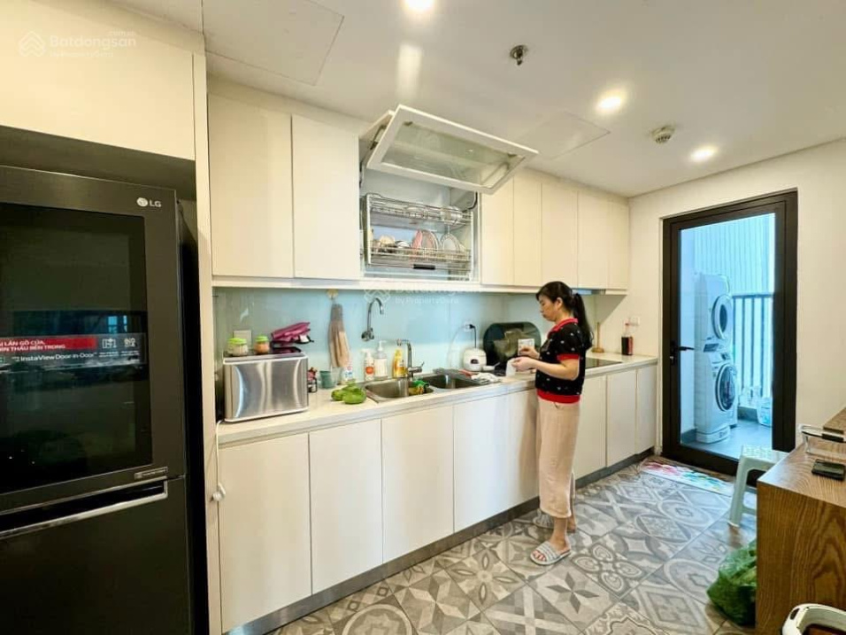 Spacious 3-Bedroom Corner Apartment with Modern Design
