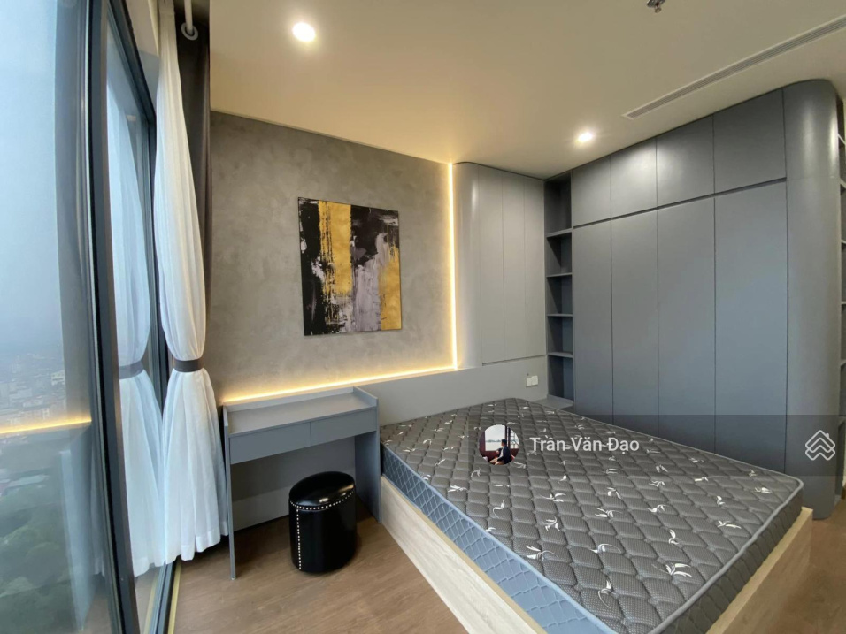 Modern 3-Bedroom Corner Apartment with Designer Interior