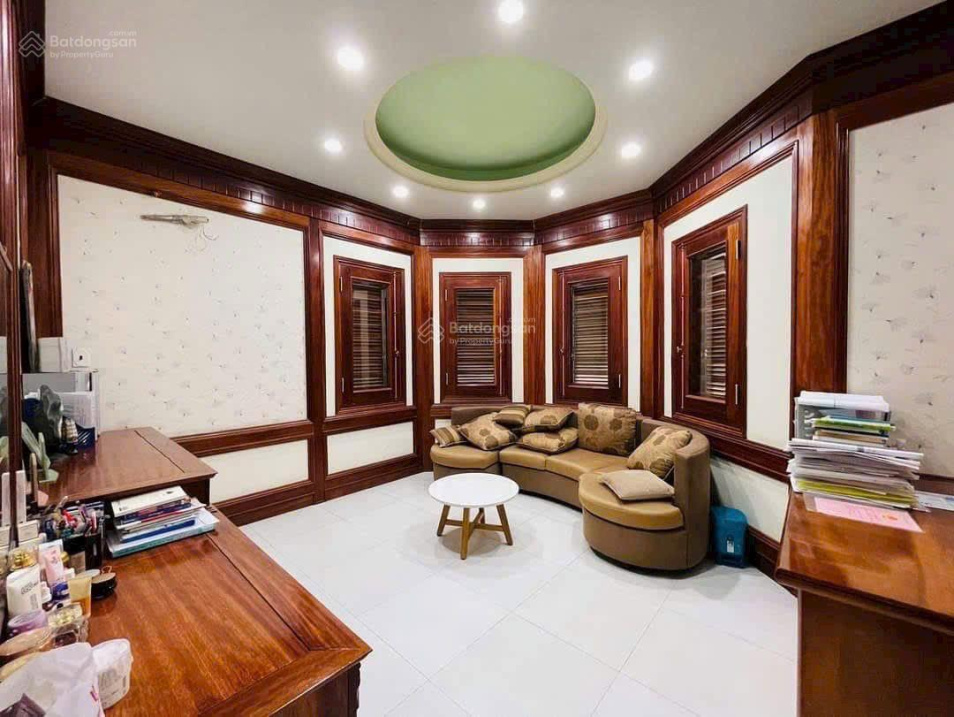 Spacious 3-Bedroom Villa with Classic Wood Interior