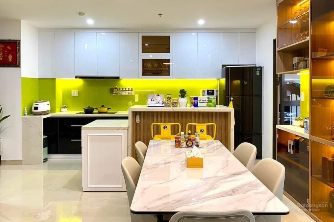 Modern 2-Bedroom Apartment with Pool View