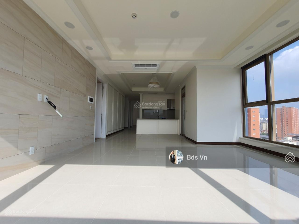 Spacious 300m² Apartment with City View