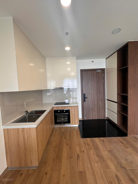 Modern Apartment with Basic Furnishings and Air Conditioning