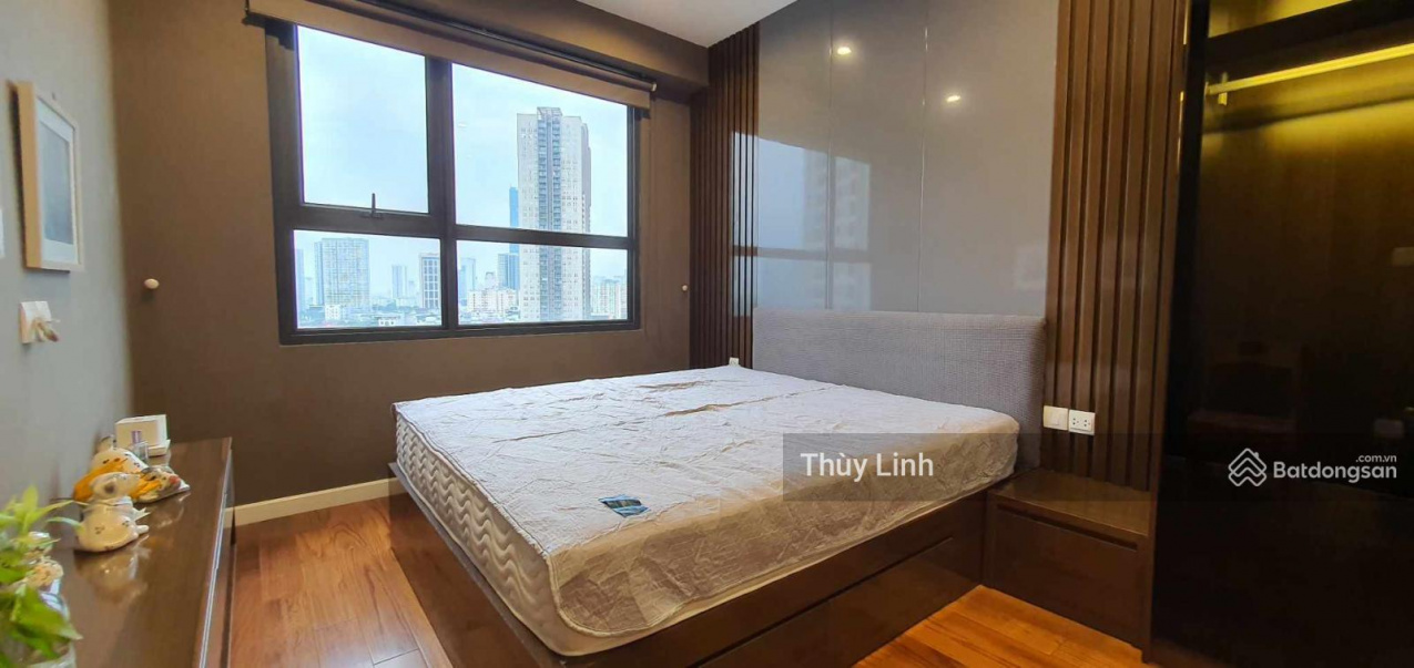 Modern 2-Bed Apartment with Pool View