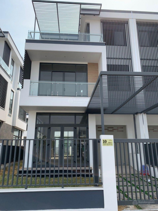 Three-Story 160m² House with Modern Design