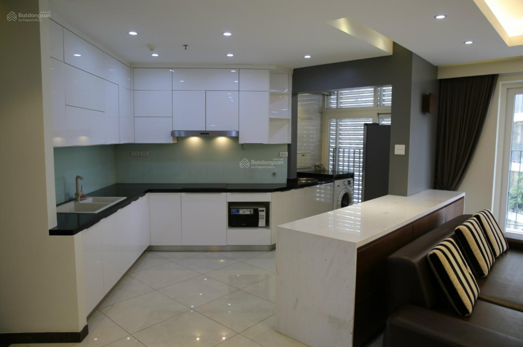 Luxury 3-Bedroom Apartment with Modern Furnishings